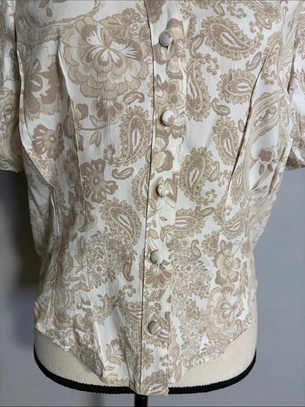 BAGATELLE White with tan flora print Puff Sleeve Button-Front Women's Shirt - Picture 4 of 10